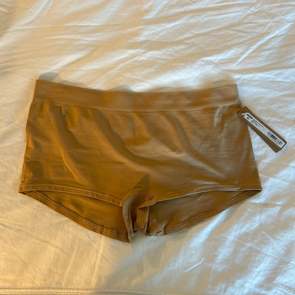 Skims soft smoothing seamless boy short in ochre - Picture 1 of 2